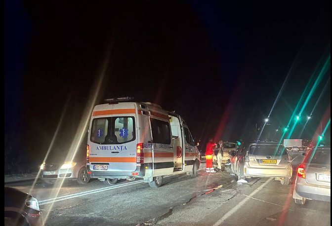 FOTO Carambol în Capitală. Patru mașini implicate, două victime