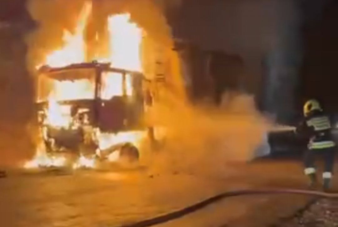 VIDEO Flăcări uriașe. Un camion încărcat cu cereale a luat foc din mers, pe o șosea din sudul țării