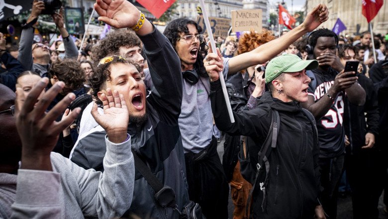”Zi neagră” în Franța: Proteste masive împotriva măsurilor bugetare. Mătura – simbolul furiei stradale