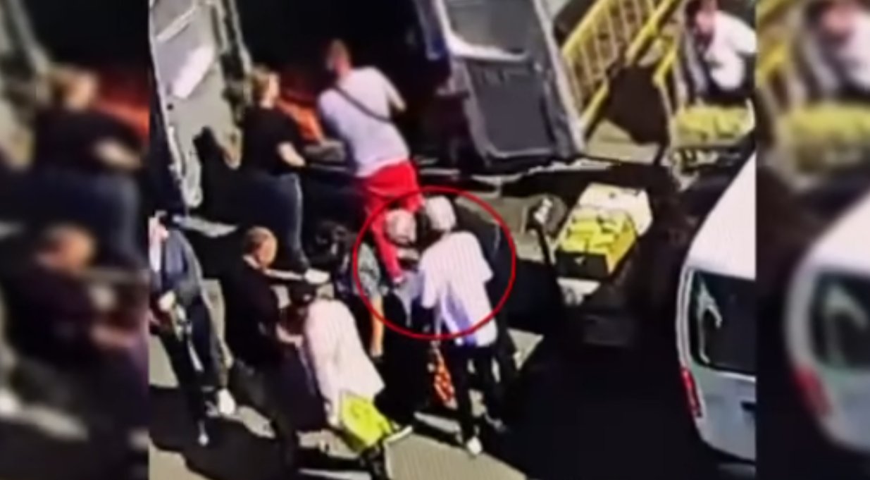 VIDEO Fura bani și portmonee de la oamenii din piețele din Capitală. Tânăra a fost reținută