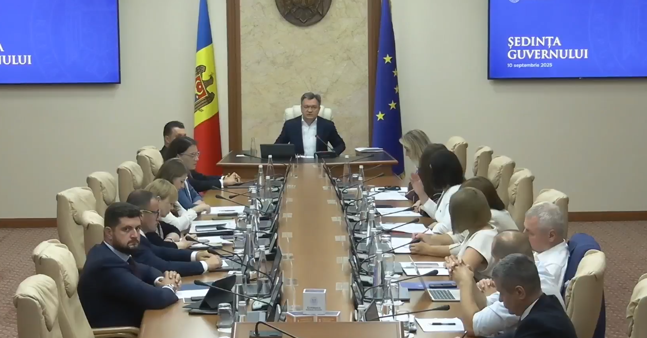 Premierul Recean a început ședința de Guvern cu laude în adresa directorului CFM. Ce spune despre salarii și restanțe