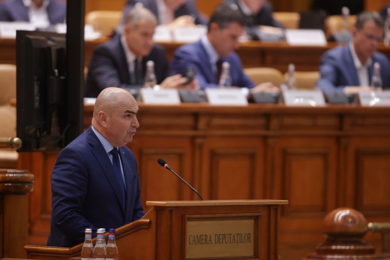 Parlamentul României dezbate azi patru moţiuni de cenzură împotriva Guvernului Ilie Bolojan
