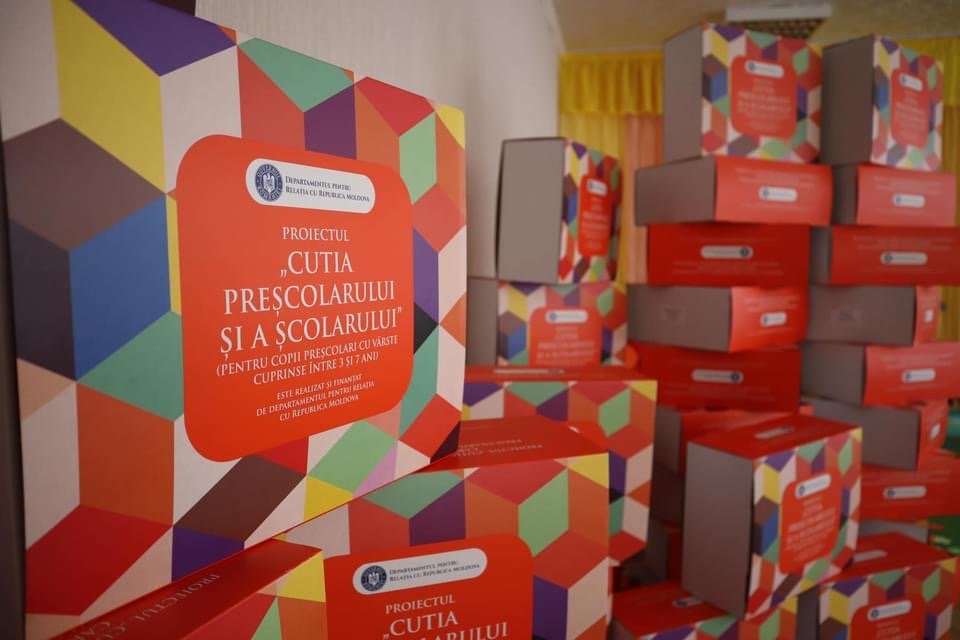 DRRM continuă proiectul „Cutia preșcolarului și a școlarului” cu 15.000 de pachete