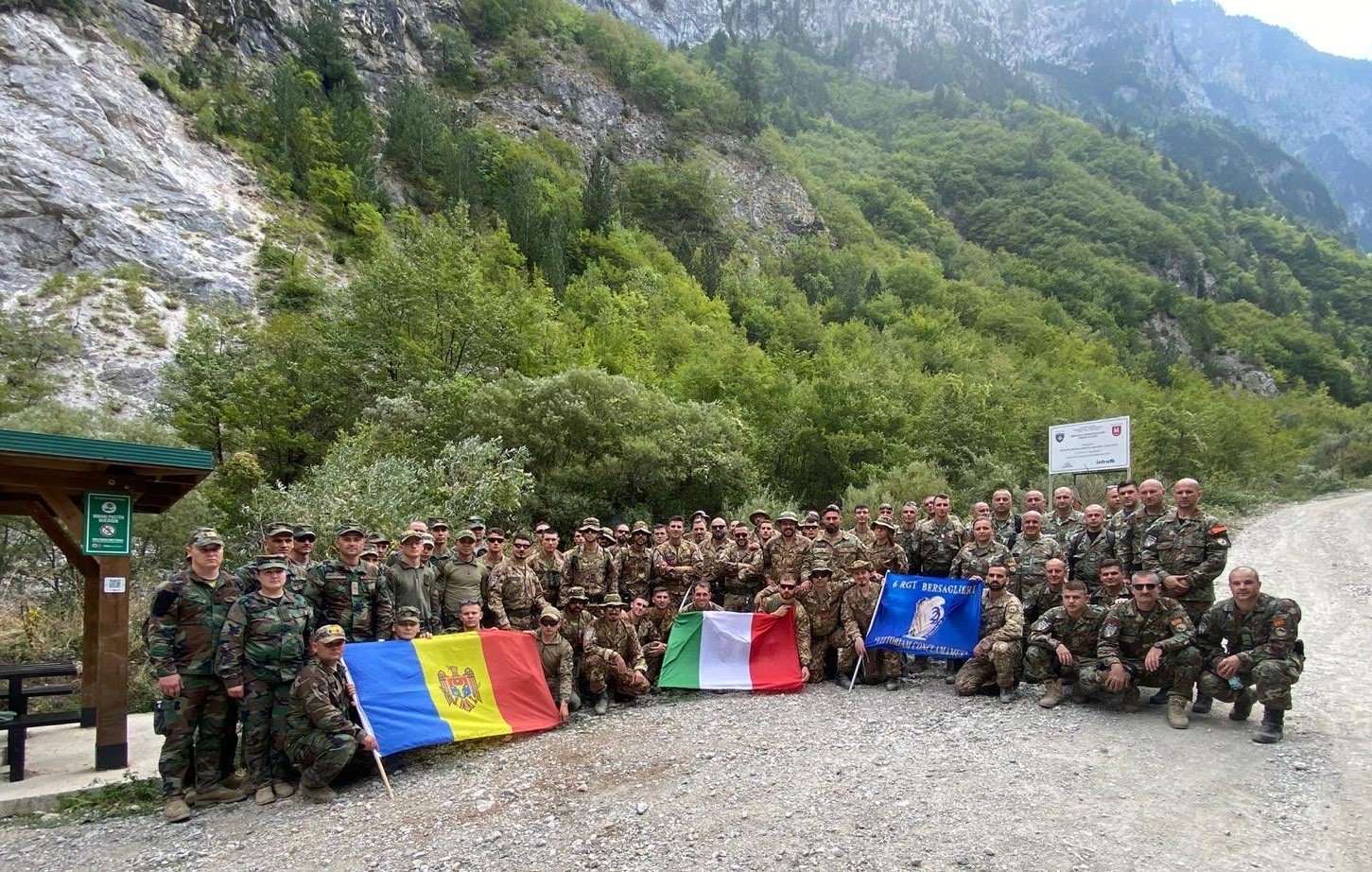 Exercițiu de forță în Kosovo: Militarii moldoveni au parcurs un marș de 20 de kilometri cu echipament complet
