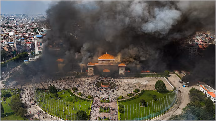 Parlamentul din Nepal, incendiat de protestatari. 25 de persoane au murit