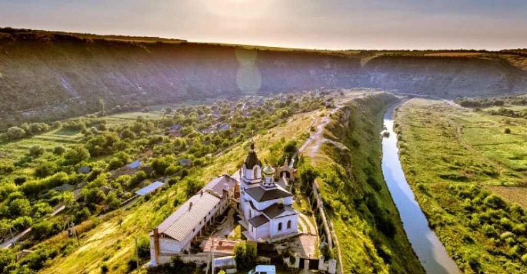 135 de italieni care au câștigat o călătorie într-o destinație secretă, au aterizat în Moldova. Ce surprize îi așteaptă