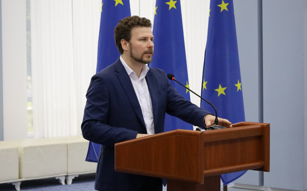 Ministrul Educației, Dan Perciun, cere stoparea colectării banilor de Ziua Profesorului