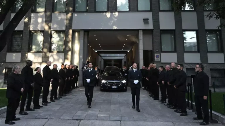 Mii de oameni și-au luat rămas bun de la Giorgio Armani la Milano. Creatorul de modă a fost înmormântat