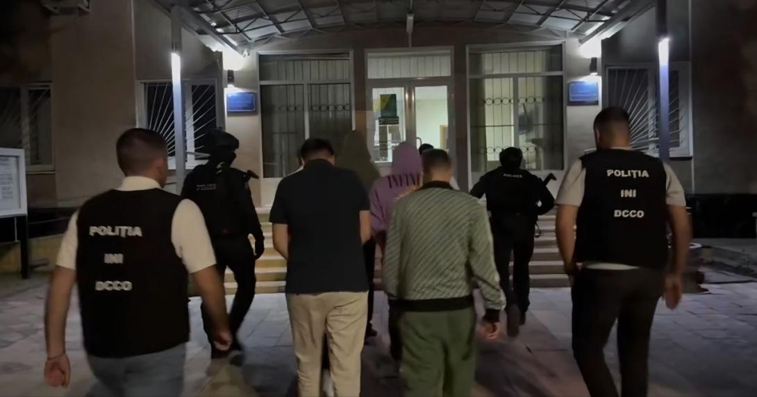 VIDEO Opt reținuți într-o operațiune de destructurare a unui grup infracțional specializat în escrocherii pe internet