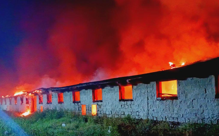 FOTO Incendiu într-o gospodărie din raionul Rîșcani. Sute de animale, salvate de flăcări uriașe