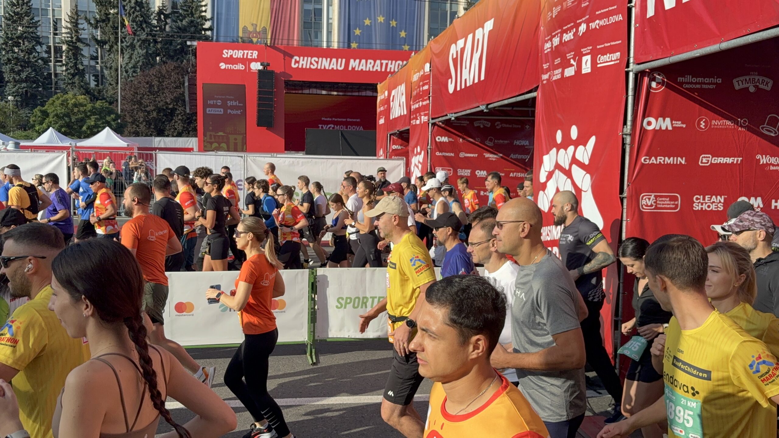 FOTO S-a dat start celei mai spectaculoase competiții sportive de alergare, Maratonul Internațional Chișinău 2025