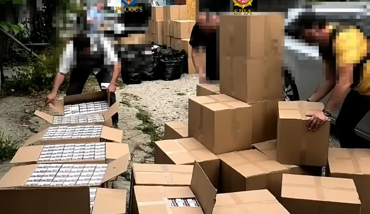 Captură de peste 1.300.000 țigarete produse clandestin în Chișinău: Șase reținuți, printre care un angajat al poliției