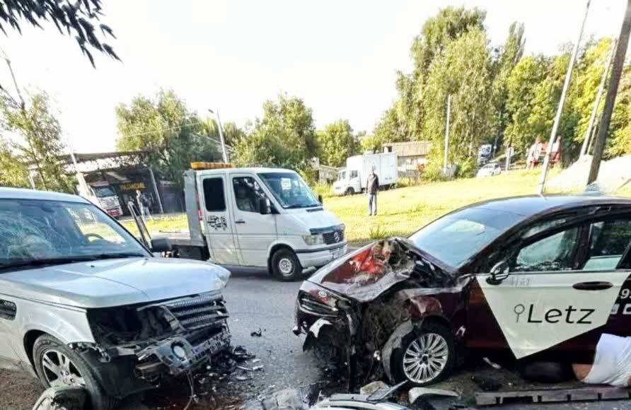 Accident grav în Capitală, soldat cu 3 victime. A fost implicată o mașină de taxi