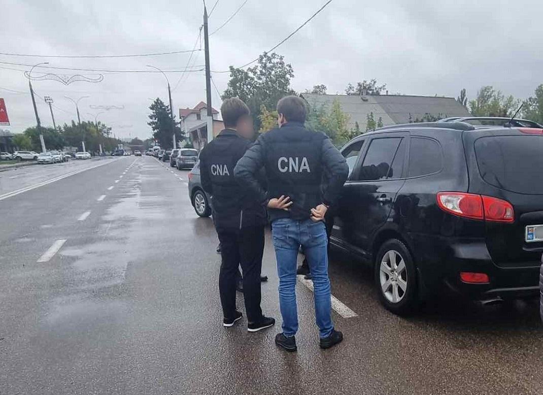 Permis de conducere contra 2500 de euro: un tânăr, reținut pentru trafic de influență