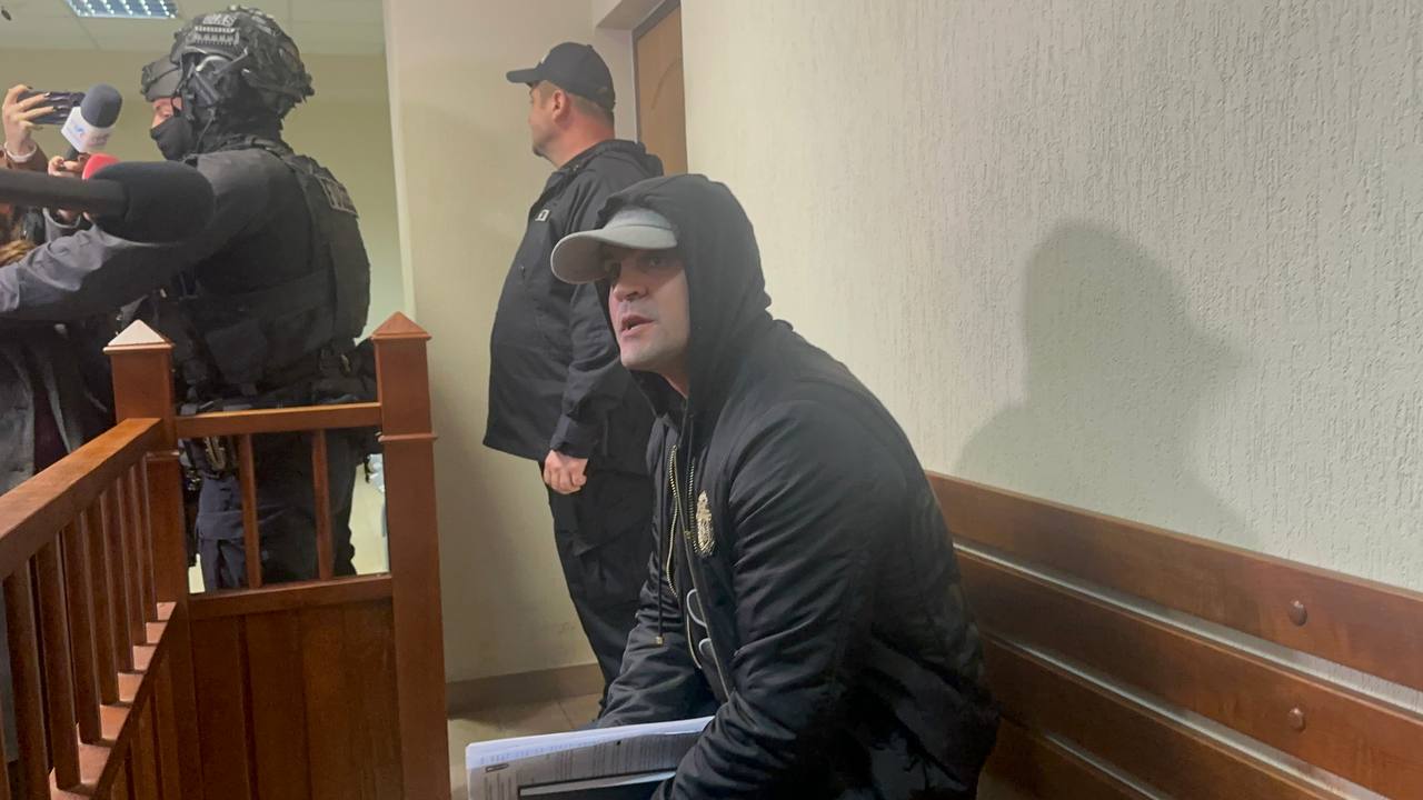 Constantin Țuțu a fost adus forțat în instanță de mascați. Ședința a fost amânată pentru 28 octombrie