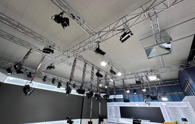 “SFC Media” SRL dotează studioul ONE TV & STAR TV cu echipamente performante de iluminat și producție TV