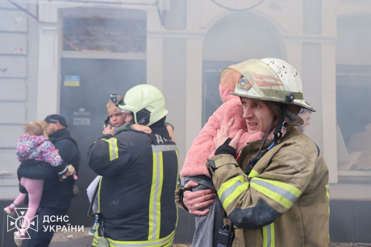 Rușii au bombardat o grădiniță din Harkov. Zelenski: „Rusia devine tot mai obraznică”