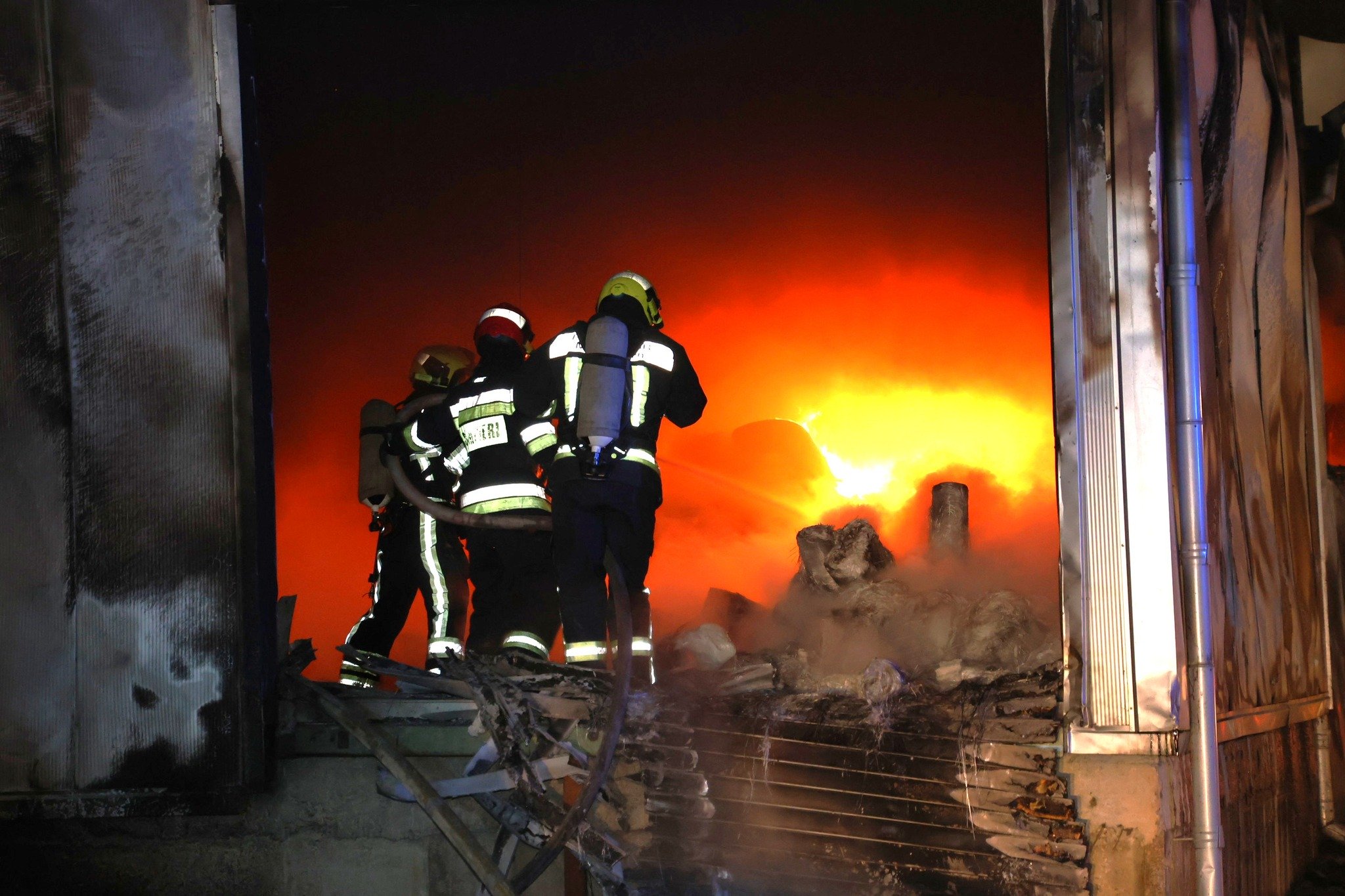 Incendiul de pe șoseaua Muncești a fost lichidat după 20 de ore de luptă cu flăcările