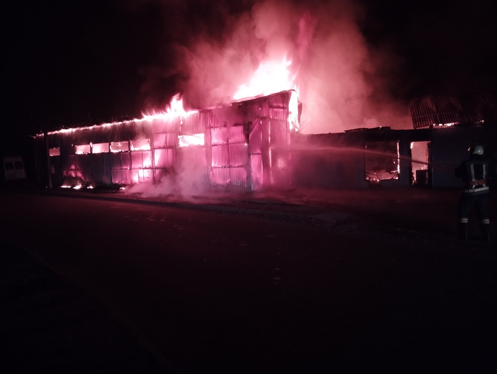 Incendiu puternic la un autoservice din Briceni. Patru mașini au ars complet