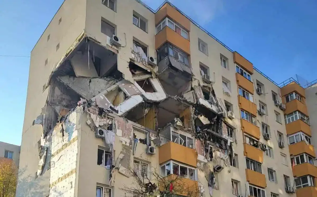 Explozie puternică într-un bloc din București. Două etaje, spulberate