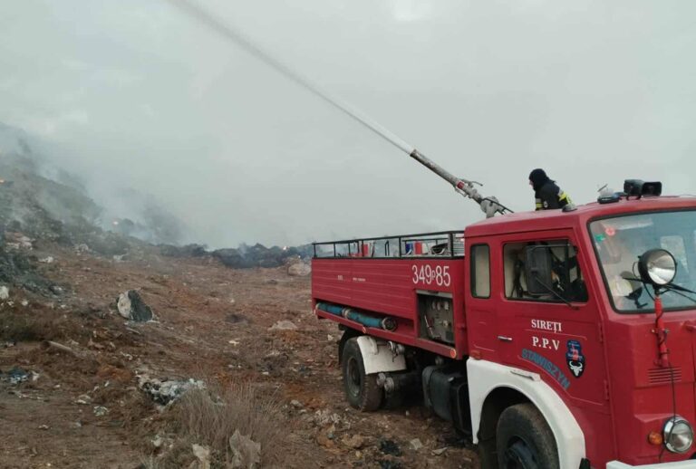 Arde groapa de gunoi din Strășeni. Pompierii intervin fără oprire de patru zile