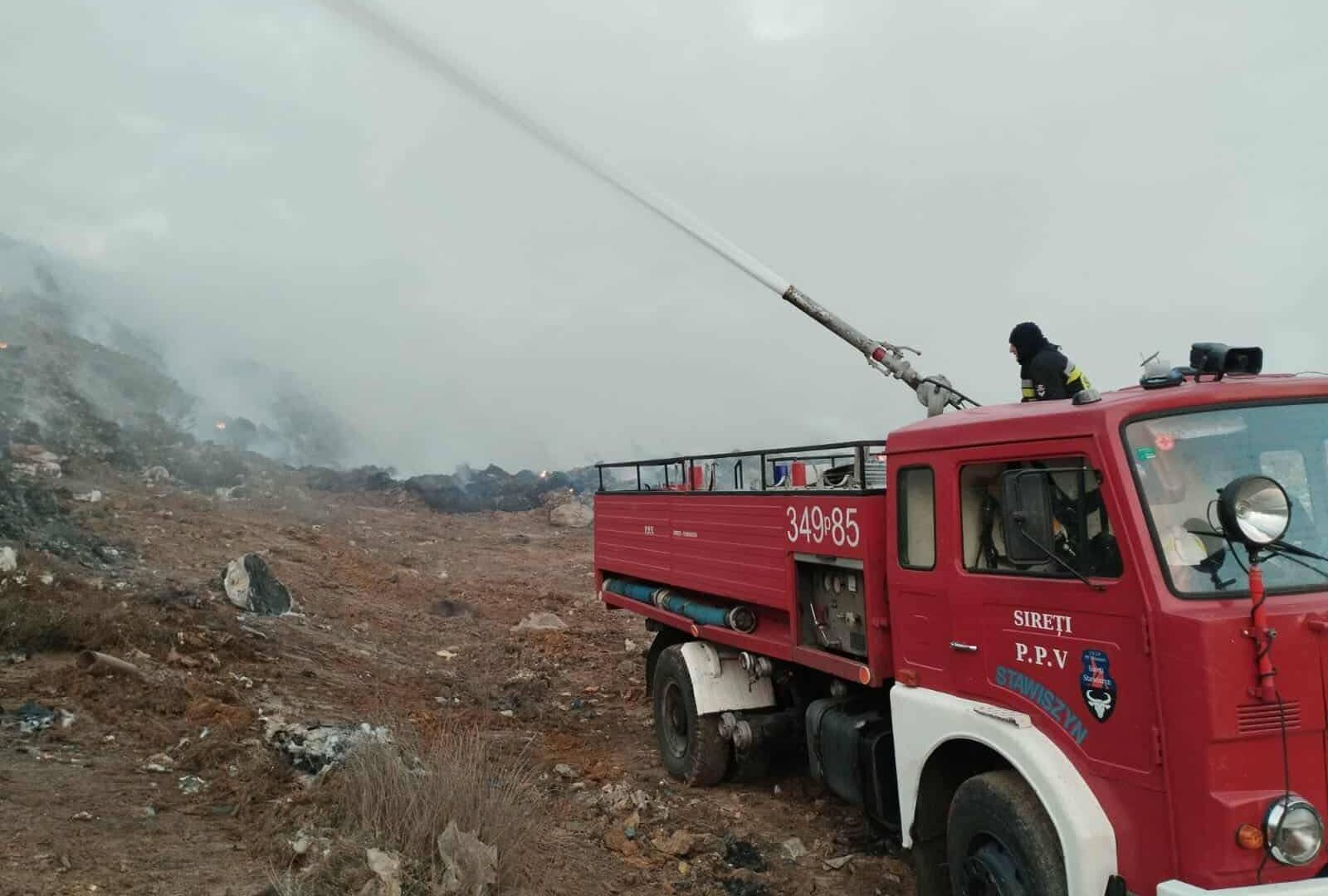 Arde groapa de gunoi din Strășeni. Pompierii intervin fără oprire de patru zile