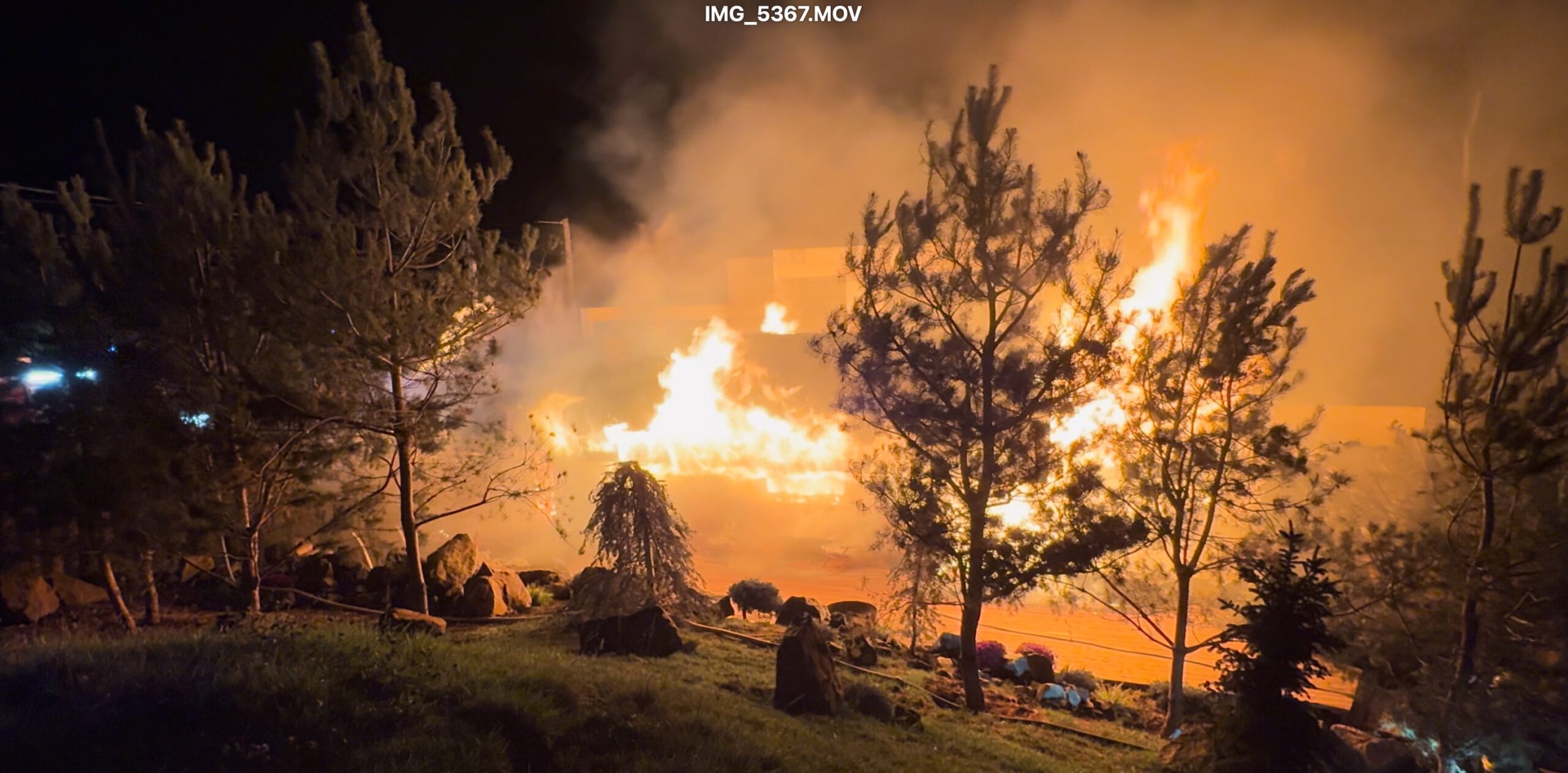 FOTO Incendiu devastator la Durlești: complexul de saune „Taiga” a ars complet. Reacția proprietarului