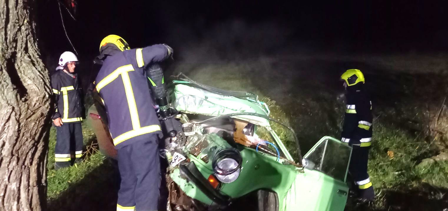 Accident grav la Ungheni: un bărbat de 37 de ani, descarcerat după ce mașina s-a izbit de un copac