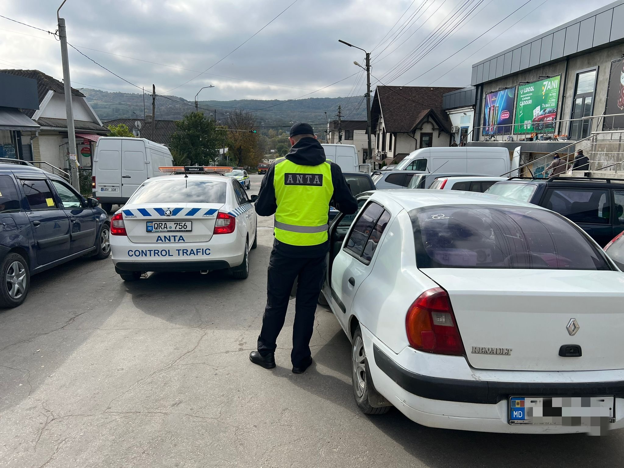 ANTA și INSP, cu ochii pe transportul ilegal de călători. Au fost aplicate amenzi și ridicate plăcuțe de înmatriculare