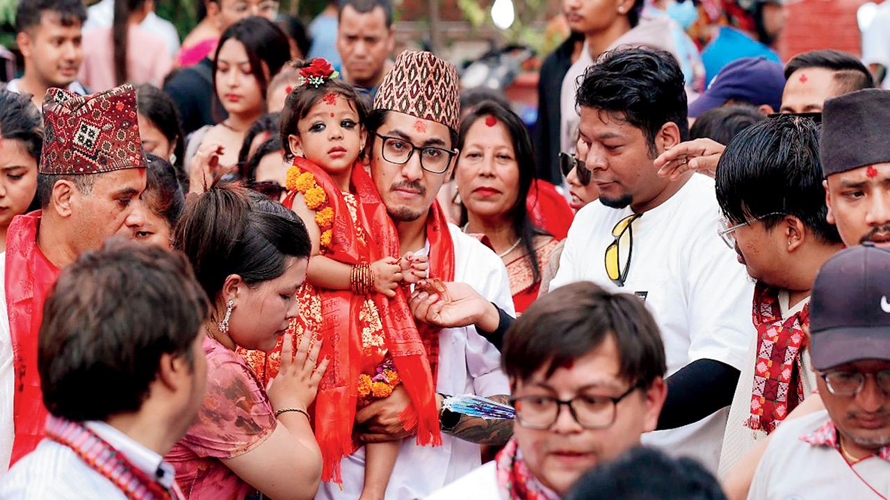 O fetiță de 2 ani a fost aleasă zeiță vie în Nepal, în timpul celui mai important festival hindus