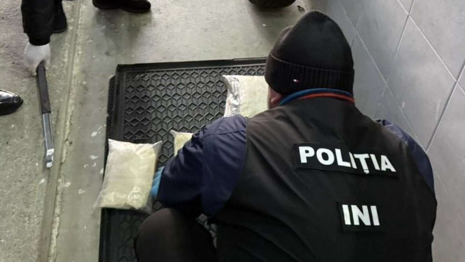 Doi bărbați, reținuți la Palanca cu 2 kilograme de droguri ascunse în mașină