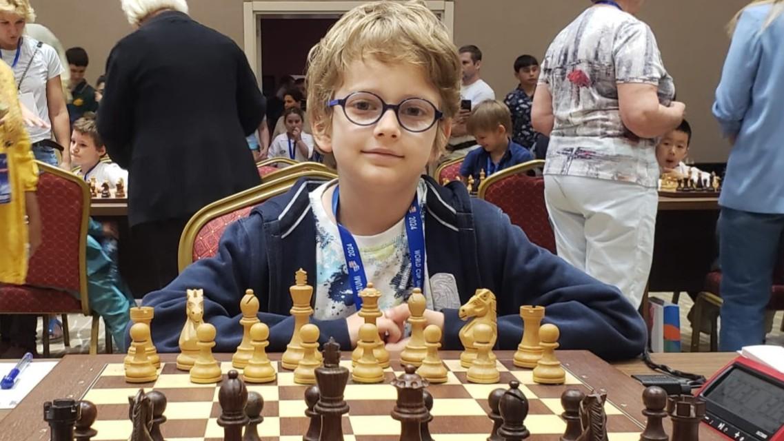 Numărul 1 mondial la categoria sub 10 ani, Luca Protopopescu, a jucat 12 partide simultan la Marsilia