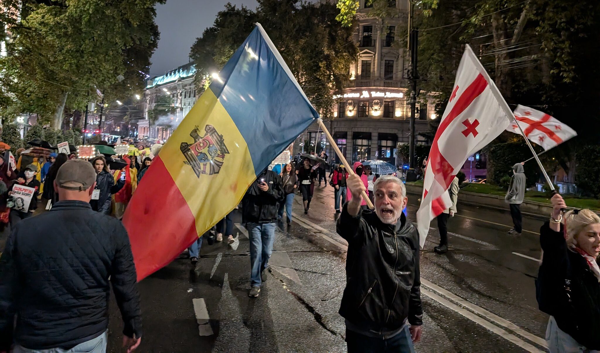 Drapelul Moldovei arborat la protestele anti-Kremlin din Tbilisi