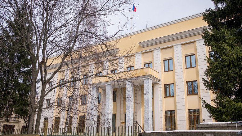 Incident în toiul nopții la Ambasada Rusiei din București. Un bărbat a încercat să forțeze intrarea cu mașina