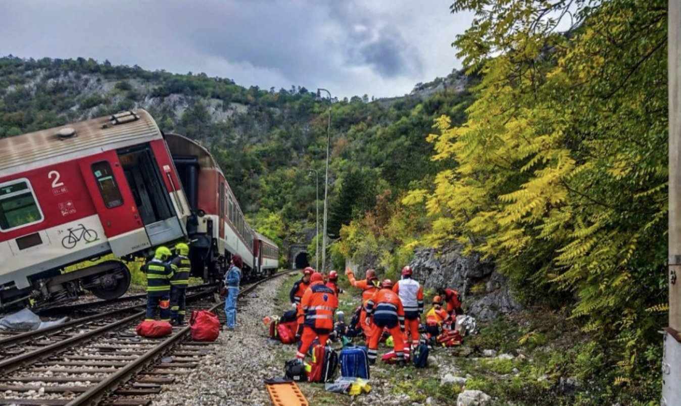 Coliziune frontală între două trenuri în Slovacia. Aproape 100 de persoane au fost rănite
