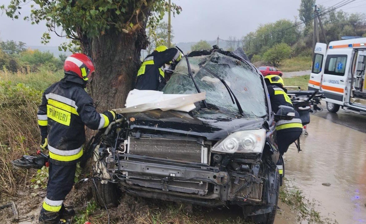 FOTO Accident cumplit la Căușeni. Salvatorii au intervenit la descarcerarea a două victime