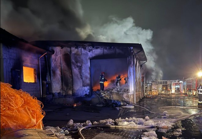 VIDEO/FOTO Incendiu puternic la un depozit cu materiale de construcție din Capitală. A fost instituit Statul Major