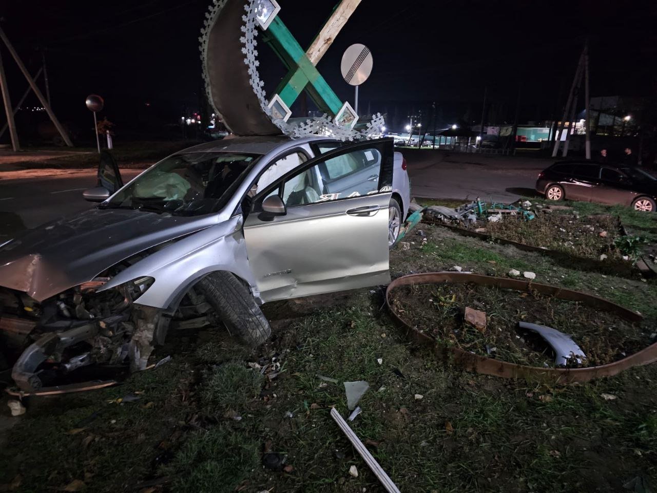 VIDEO Accident la Ialoveni. Momentul în care un tânăr doboară cu mașina o răstignire
