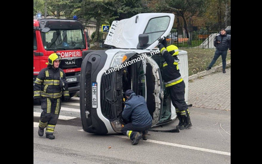 FOTO Accident grav în Capitală. O mașină s-a răsturnat. Ce spune poliția