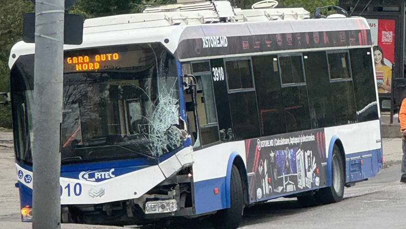 Accident în Capitală, cu implicarea unui troleibuz. Ce spune Poliția și RTEC