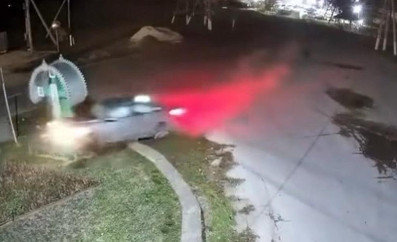 VIDEO Accident la Ialoveni. Momentul în care un tânăr doboară cu mașina o răstignire