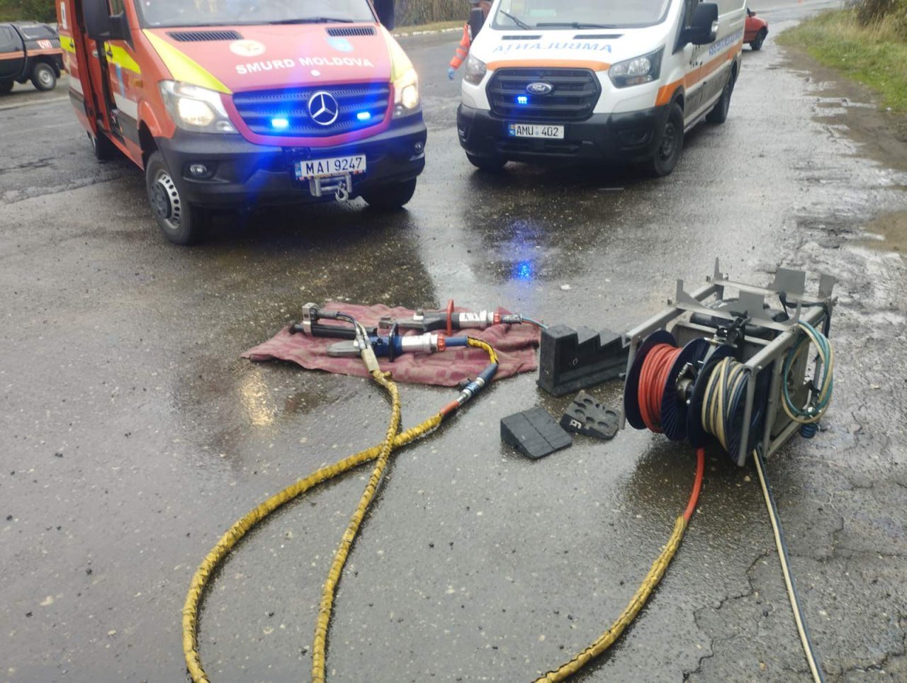 Accident grav la Cantemir: Două persoane, descarcerate după coliziunea dintre un camion și un autombil 