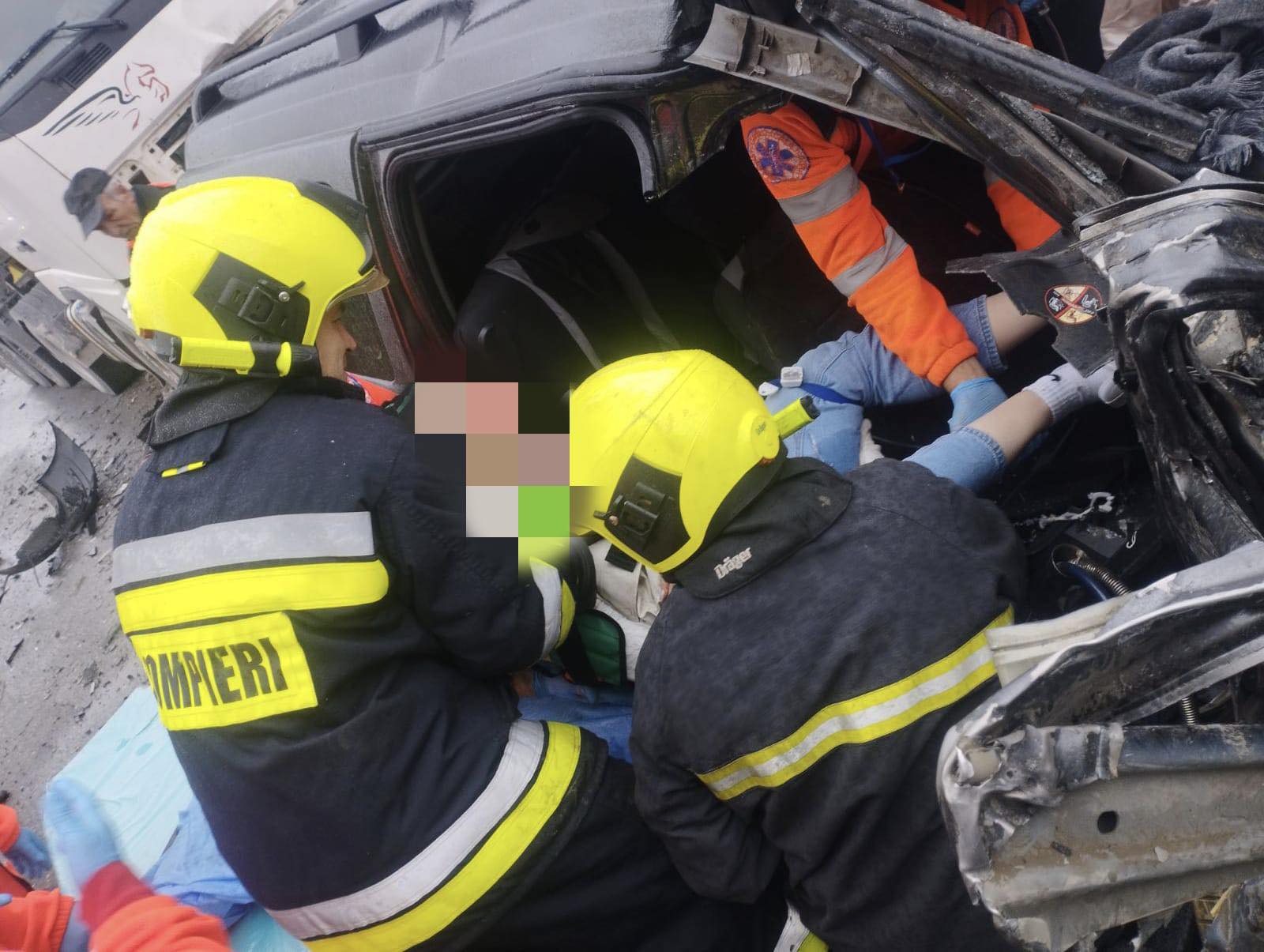 Accident la Edineț. Salvatorii au intervenit pentru descarcerarea unui tânăr