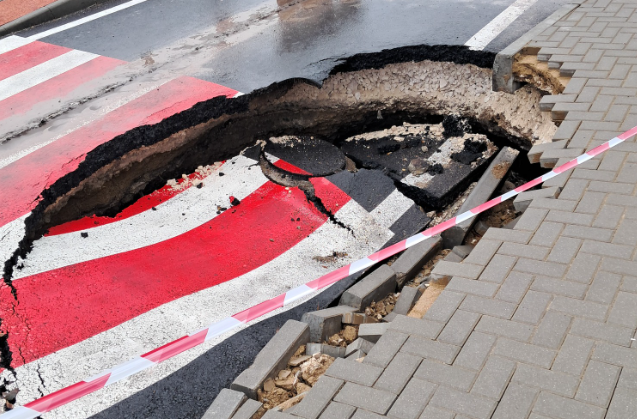 FOTO O bucată de asfalt s-a surpat la Sîngera. Primarul Valeriu Popa explică care ar fi cauza