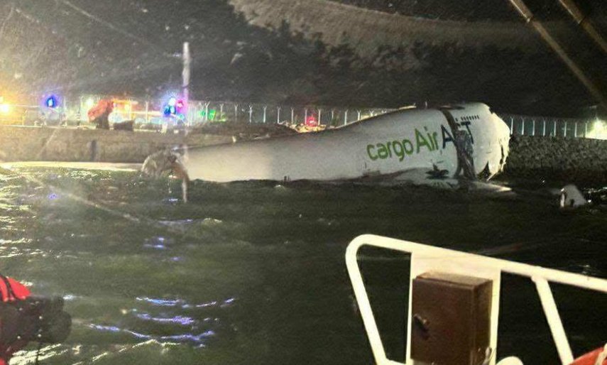 Accident pe aeroportul din Hong Kong. Un avion cargo a căzut în mare. 2 oameni au murit