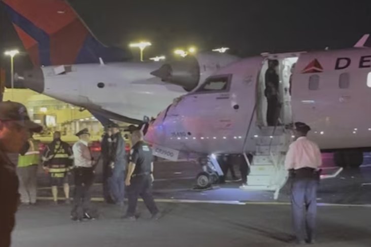 VIDEO Două avioane s-au ciocnit pe aeroportul LaGuardia din New York. Două persoane, rănite