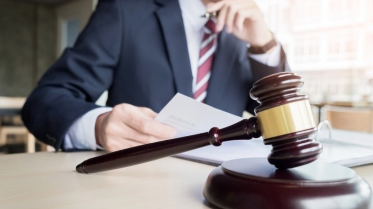 Un avocat, condamnat pentru trafic de influență. Câți ani va sta după gratii