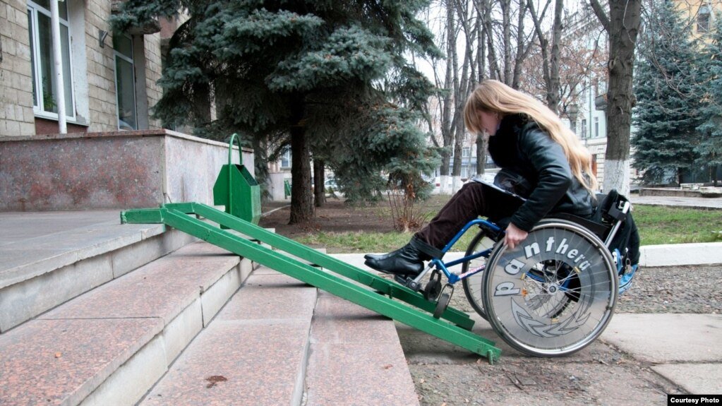 Peste 2.600 de instituții publice din Moldova rămân inaccesibile persoanelor cu dizabilități