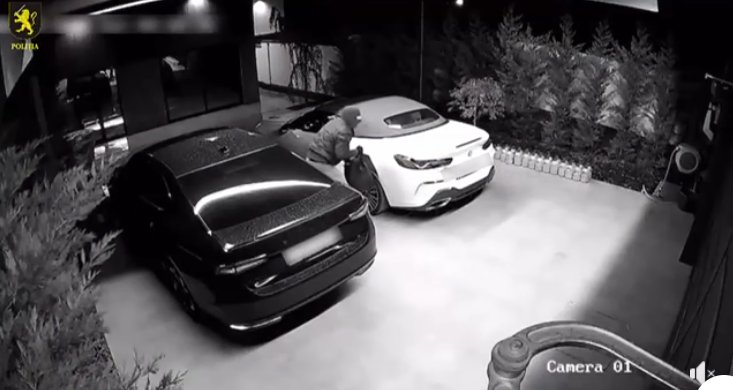 VIDEO A dat buzna într-o gospodărie din Codru și a furat bani și bunuri personale dintr-o mașină. Tânărul, reținut