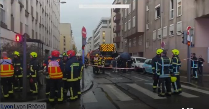 Incendiu puternic într-un bloc cu 10 etaje din Franța. Cel puțin patru persoane au murit